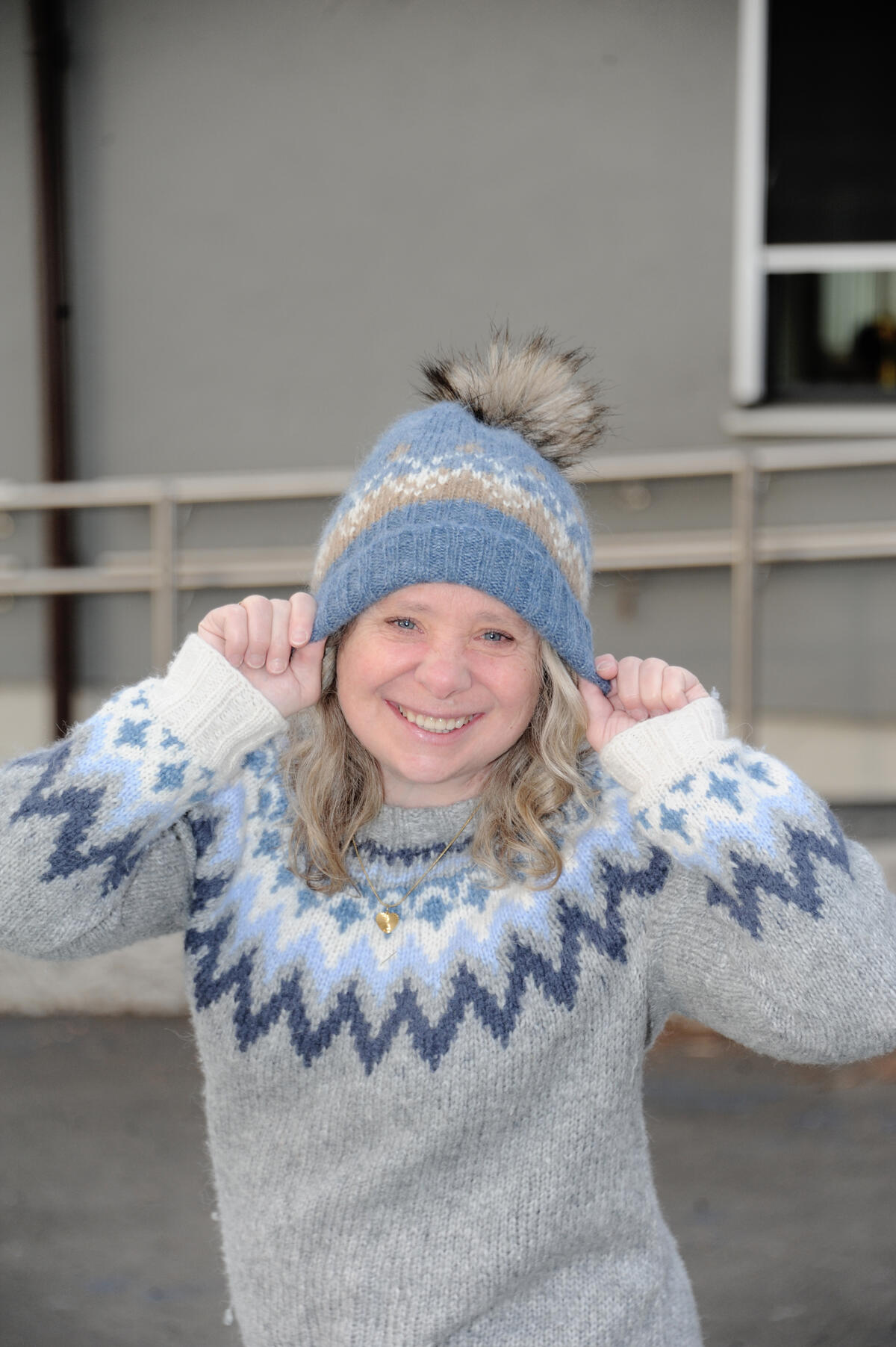 OBSERVANT. Å ha nedsatt hørsel har også positive sider, vet Eli. Hun er flink til å lytte og god til å lese kropsspråk. Dame i strikkelue står utenfor barnehage