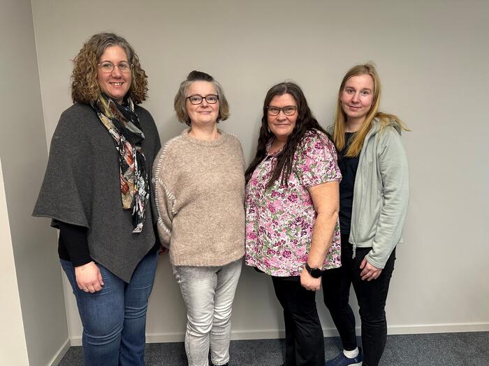 Fra venstre: Marie Hem, Carola Warnecke (leder), Else Marie Bergstøl og Maiken van Ingen Fire damer står oppstilt foran vegg