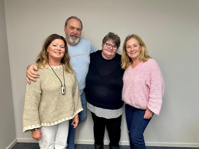 UTVALG FOR MENIERE OG VESTIMBULÆRE SYKDOMMER. Mona Kjøsen (fra venstre), John Sandvik, Nina Skogheim (leder) og Ellen Sagen. Tre damer og en mann stilt opp mot vegg