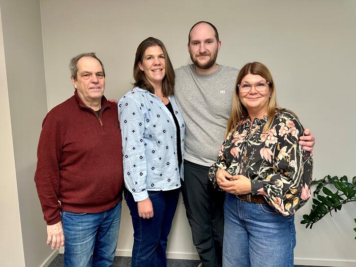 UTVALG FOR UTDANNING OG ARBEIDSLIV. Fra venstre: Finn Berntsen (leder), Marita Bringsli Tysdal, Even Brenden og Trine Noodt. To menn og to damer er stilt opp ved en vegg