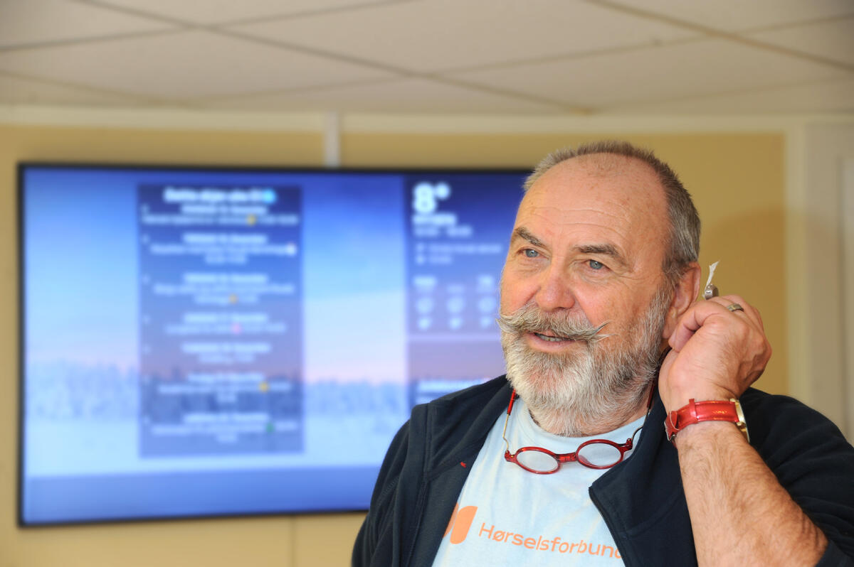 LYDSJEKK. Er det lyd? Joda, nye batteriet er på plass, så her er lyd, konstaterer eksperten Mann holder høreapparat mot øret