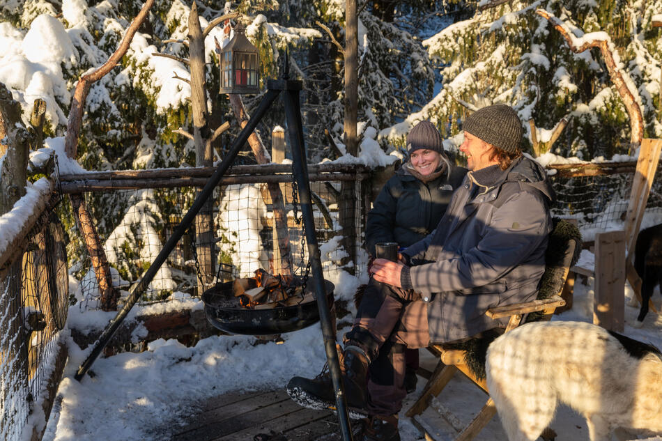 Paret nøt det fine vinterværet fra terrassen Foto av paret på terrassen