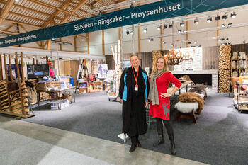 Foto av markedssjefen og Tone Alterskjær på Hyttemessen