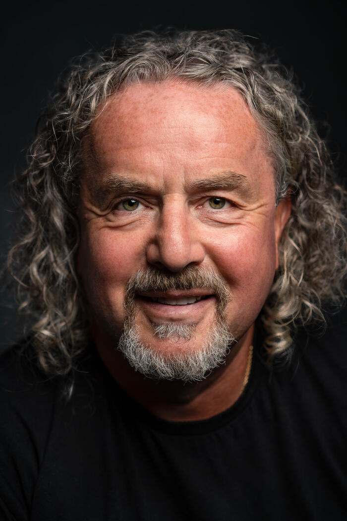 Mann med brune krøller og brune øyne