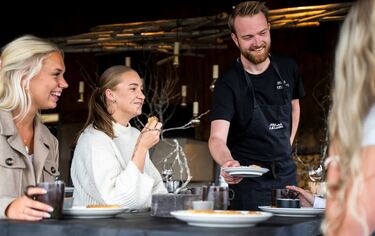 Person som serverer mat