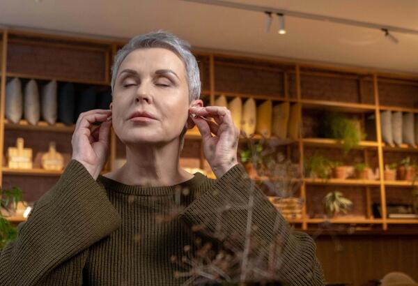LÅT …: Kanskje kan strammere muskler gjøre øresus verre – nå forskes det på botox-behandling. (Illustrasjonsfoto: Pexels)