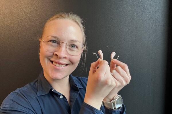 NY SJANSE. - Nå har jeg gjort de grepene jeg kan for helsen og hørselen og har blitt en stolt høreapparatbruker. Dame viser frem to apparater