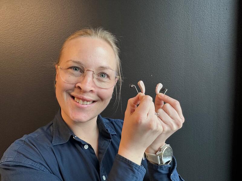 NY SJANSE. - Nå har jeg gjort de grepene jeg kan for helsen og hørselen og har blitt en stolt høreapparatbruker. Dame viser frem to apparater