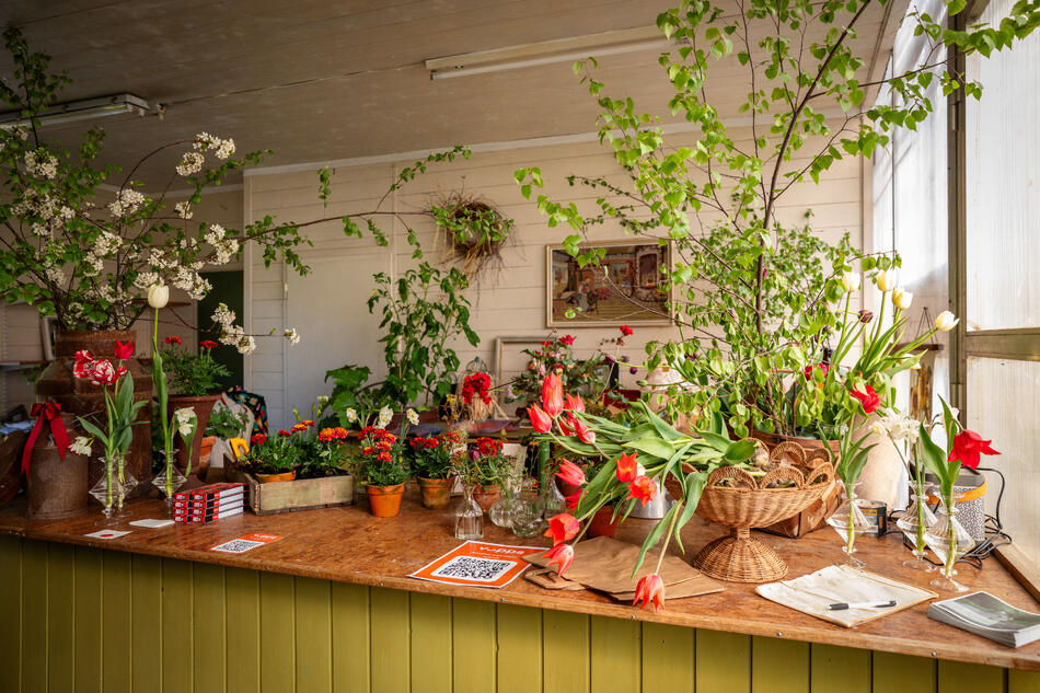 Salgsdisk med blomster og interiør