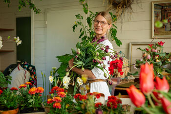 Benedicte som holder en stor bukett tulipaner