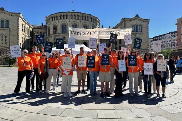 TAKKET. Ansatte og tillitsvalgte i Hørselsforbundet takket politikerne på denne måten foran Stortinget for å markere starten på sin årlige kampanje. Foto: Bjørg Engdahl Folkemengden i oransje t-skjorter og plakater foran Stortinget