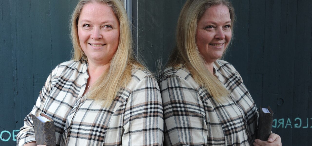 Dame mot veggspeil