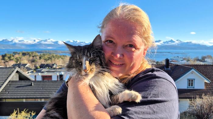 Dame holder langhåret katt