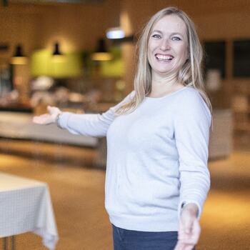 Foto av markedssjefen som ønsker velkommen