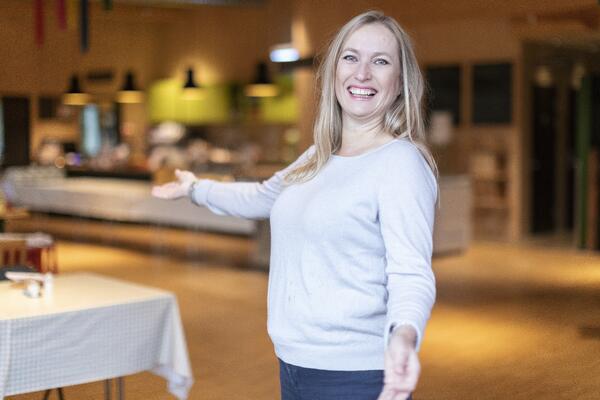 Foto av markedssjefen som ønsker velkommen