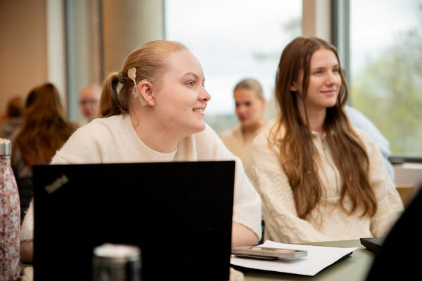 UNDERVEIS. Eline Siegwart har nå startet på sitt andre studieår sammen med medstudent Sarah Strand Skogly. To studenter sitter konsentrert og lytter