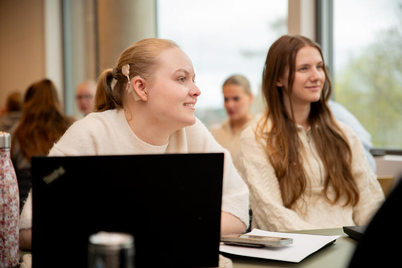 UNDERVEIS. Eline Siegwart har nå startet på sitt andre studieår sammen med medstudent Sarah Strand Skogly. To studenter sitter konsentrert og lytter