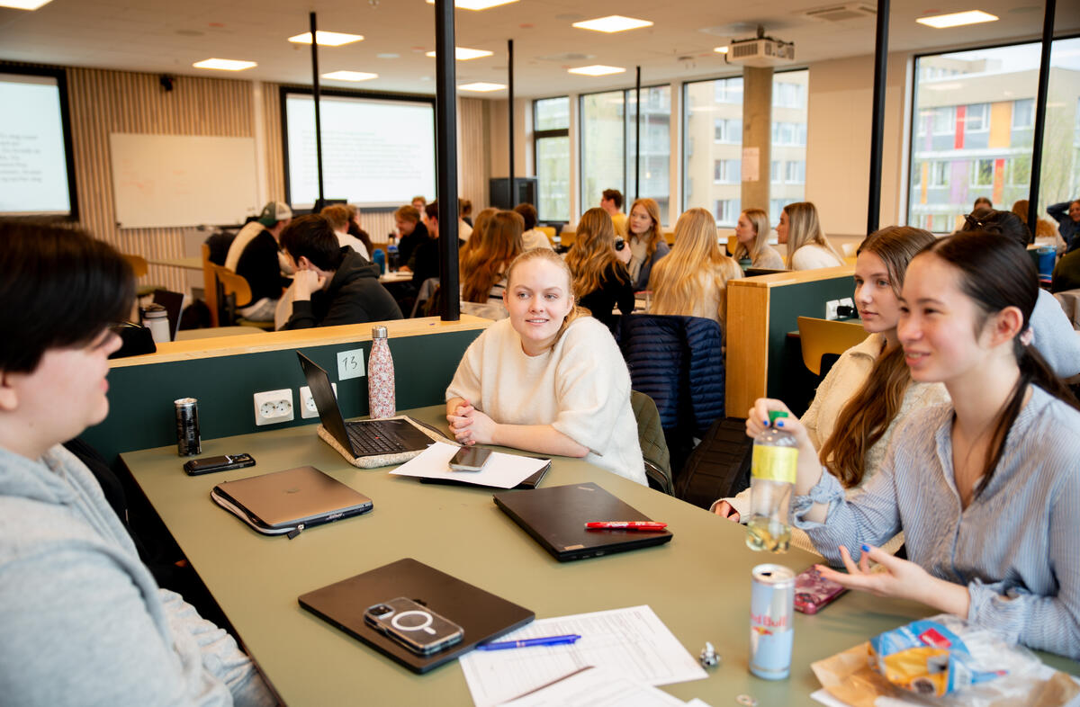 LESER PÅ MUNNEN: Eline bruker synet mye under samtaler. Munnavlesning går bra, så lenge gruppa ikke er for stor. Fem studenter i diskusjon