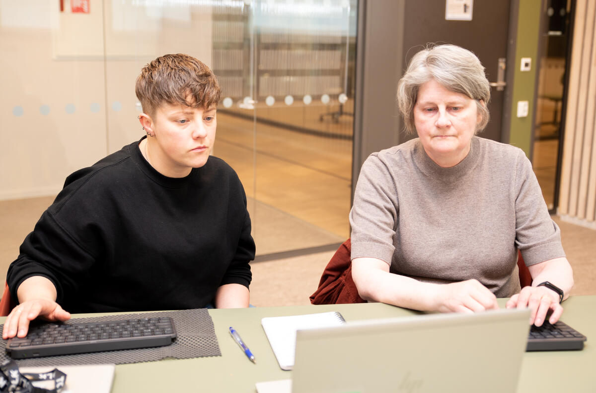 NYTTIGE TOLKER. Eline har skrivetolk på nesten alle forelesninger. Denne dagen er det Sigrid Tranaas Svendsen og Johanna Jakobsdottir (til høyre) som transkriberer på direkten. To damer ser på felles PC-skjerm