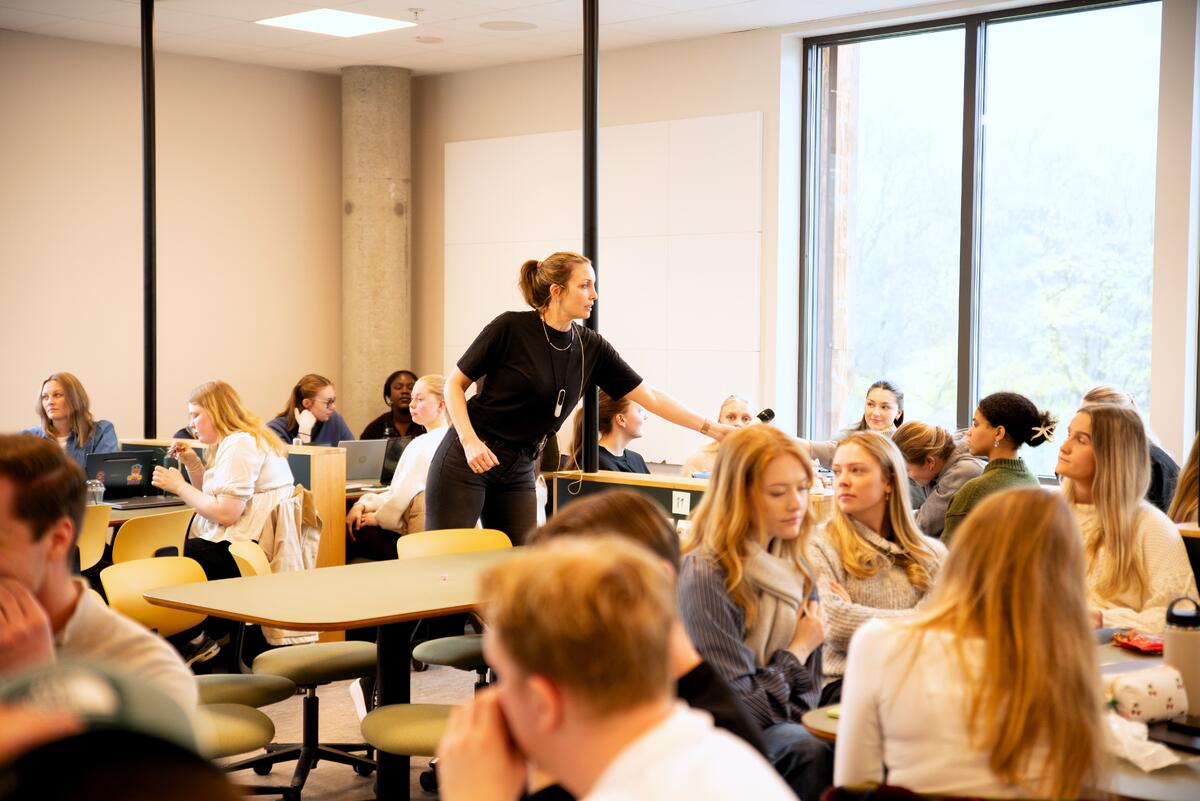GOD LYD. Elines medstudenter er vant til å bruke mikrofon når de skal snakke i plenum. Foreleser Anita Blakstad Bjørnerås sender mikrofonen rundt. Filnavn Audiologistudiet@håvard egge Studentgruppe