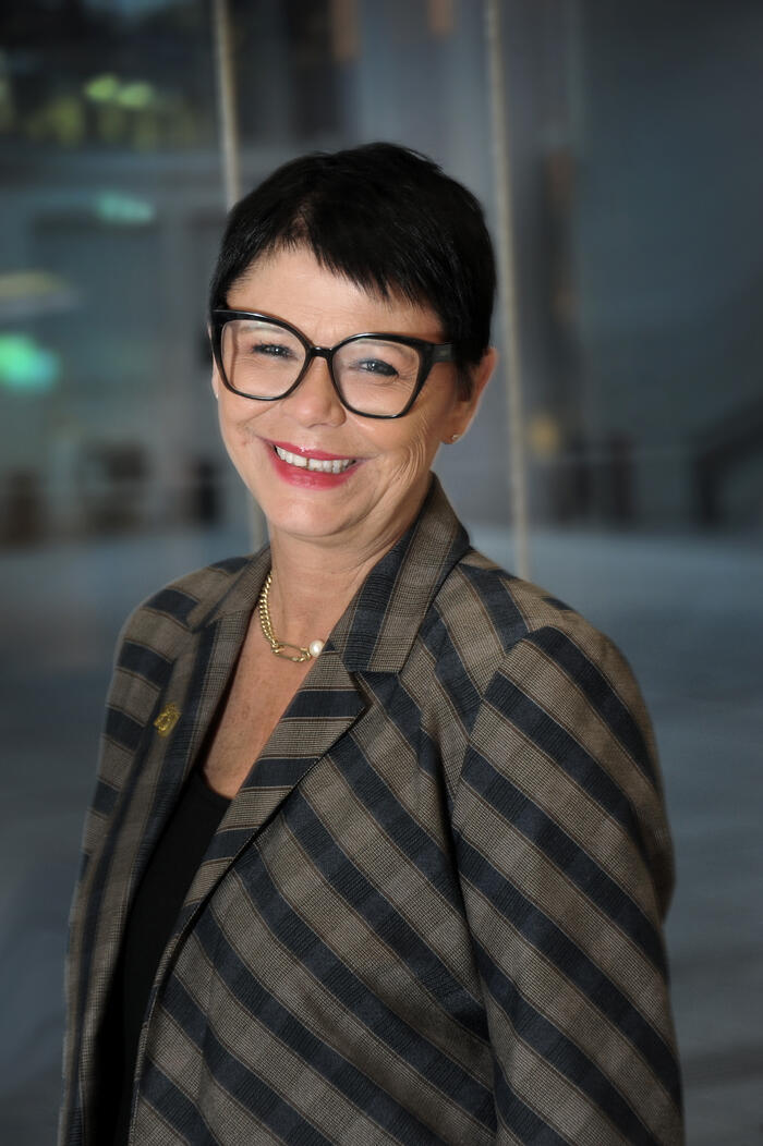 STRÅLENDE FORNØYD. Hørselsforbundets generalsekretær Inger Helene Venås er strålende fornøyd med at statsbudsjettet prioriterer hørselsomsorgen høyt. Foto. Marianne Otterdahl-Jensen